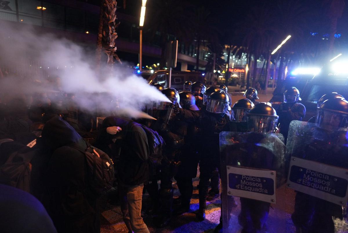 La policía lanza gases irritantes para dispersar a los manifestantes a las 20:30 horas, al fin de la marcha pacífica en defensa de la Flotilla de Gaza