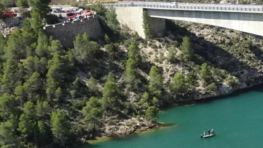 Los bomberos continúan la búsqueda de un hombre que se lanzó al Xúquer en Cortes de Pallás