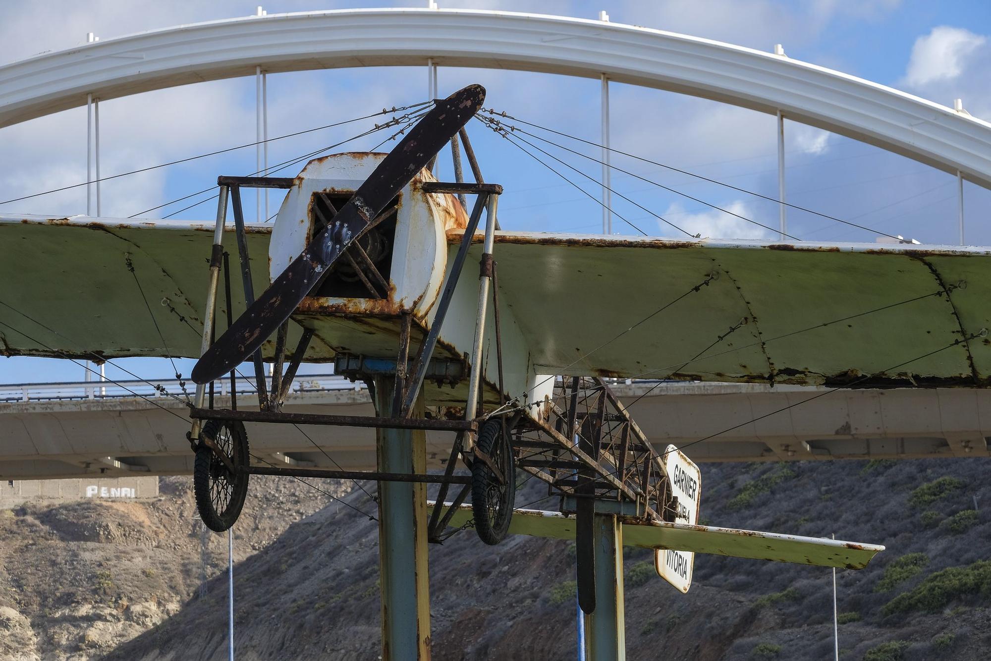 Monumento al aeroplano Blériot XI, el primer en cruzar el Canal de La Mancha