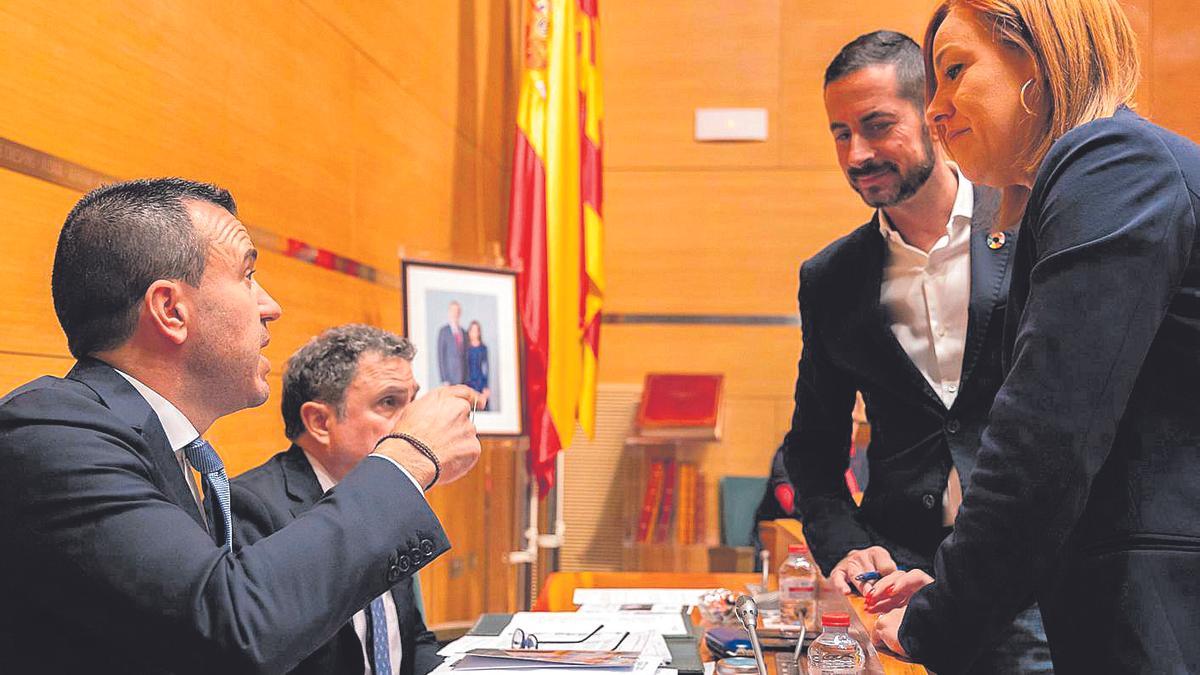 Vicent Mompó dialoga con Carlos Fernández Bielsa y Dolors Gimeno en un pleno de la diputación