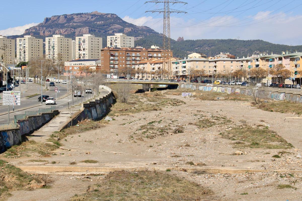 La Riera de las Arenas de Terrassa con la Mola de fondo