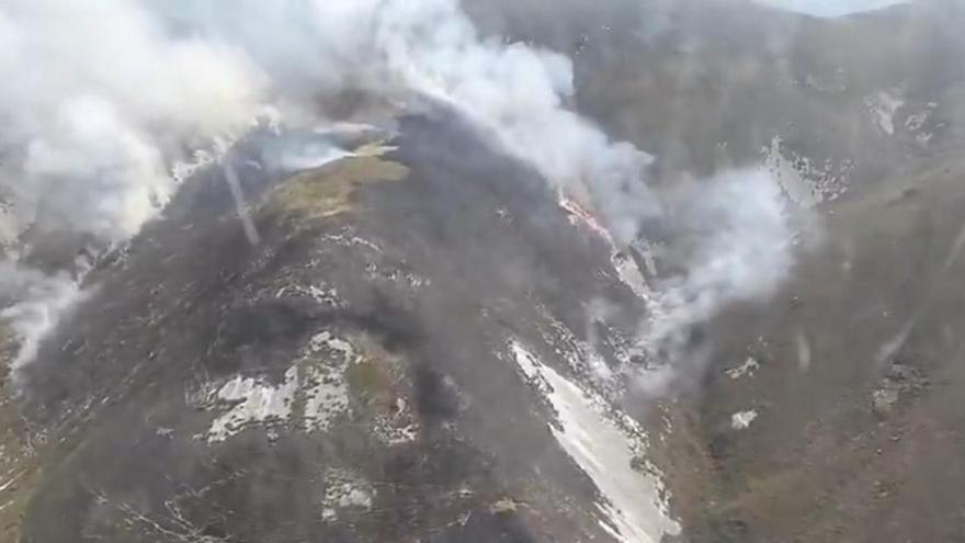 Declarados hasta 32 incendios forestales en Asturias: el Principado eleva la alerta por las altas temperaturas y el viento del sur