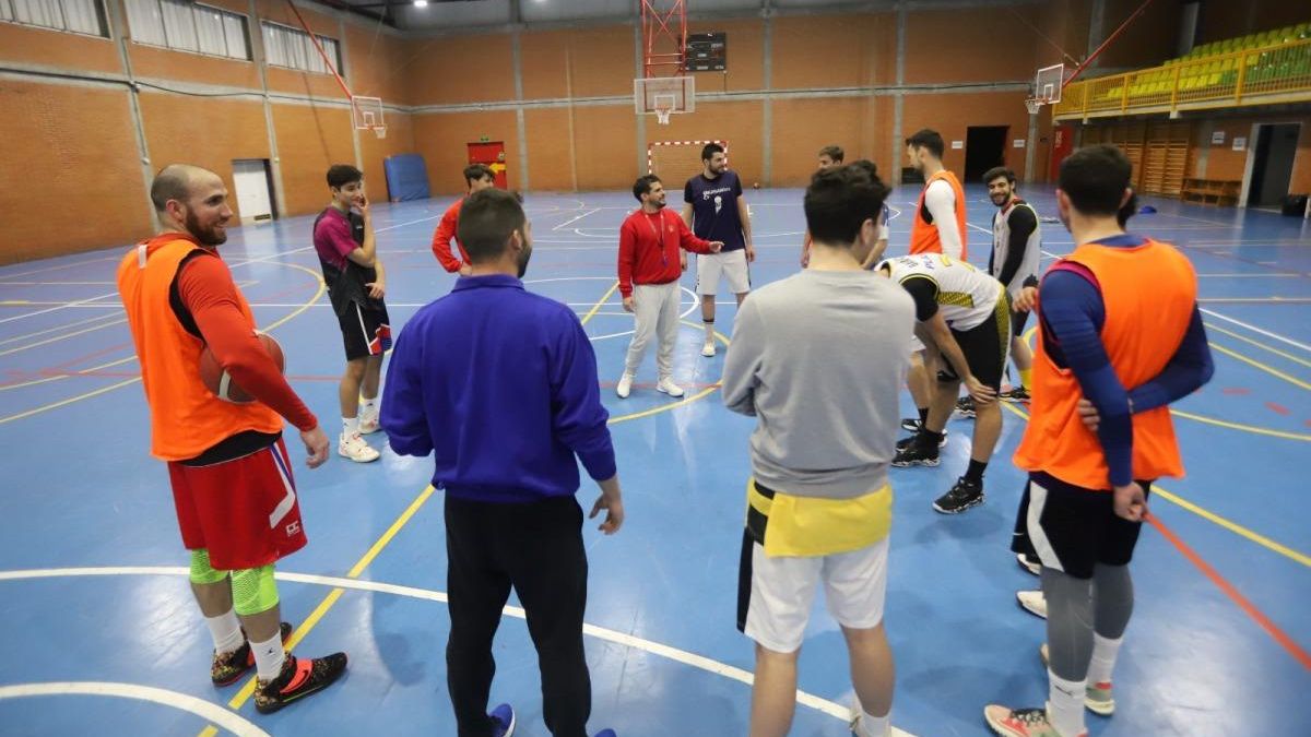 Un entrenamiento del Peñarroya de baloncesto en esta temporada.