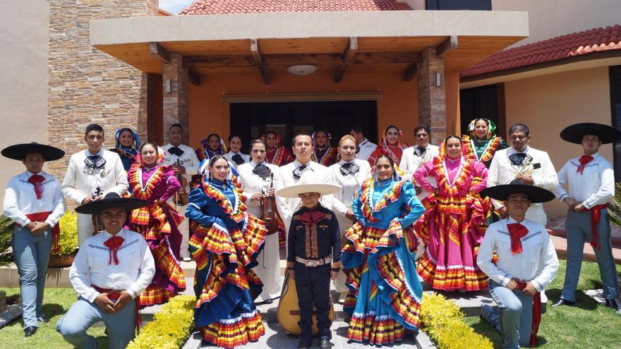 Los integrantes del grupo Fusión Folclórica de México actúan hoy en Beade