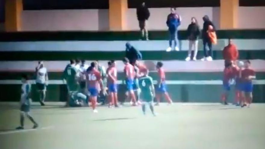 Los graves insultos a una linier de 16 años en un partido de fútbol:  &quot;Como te pille fuera, te violo&quot;