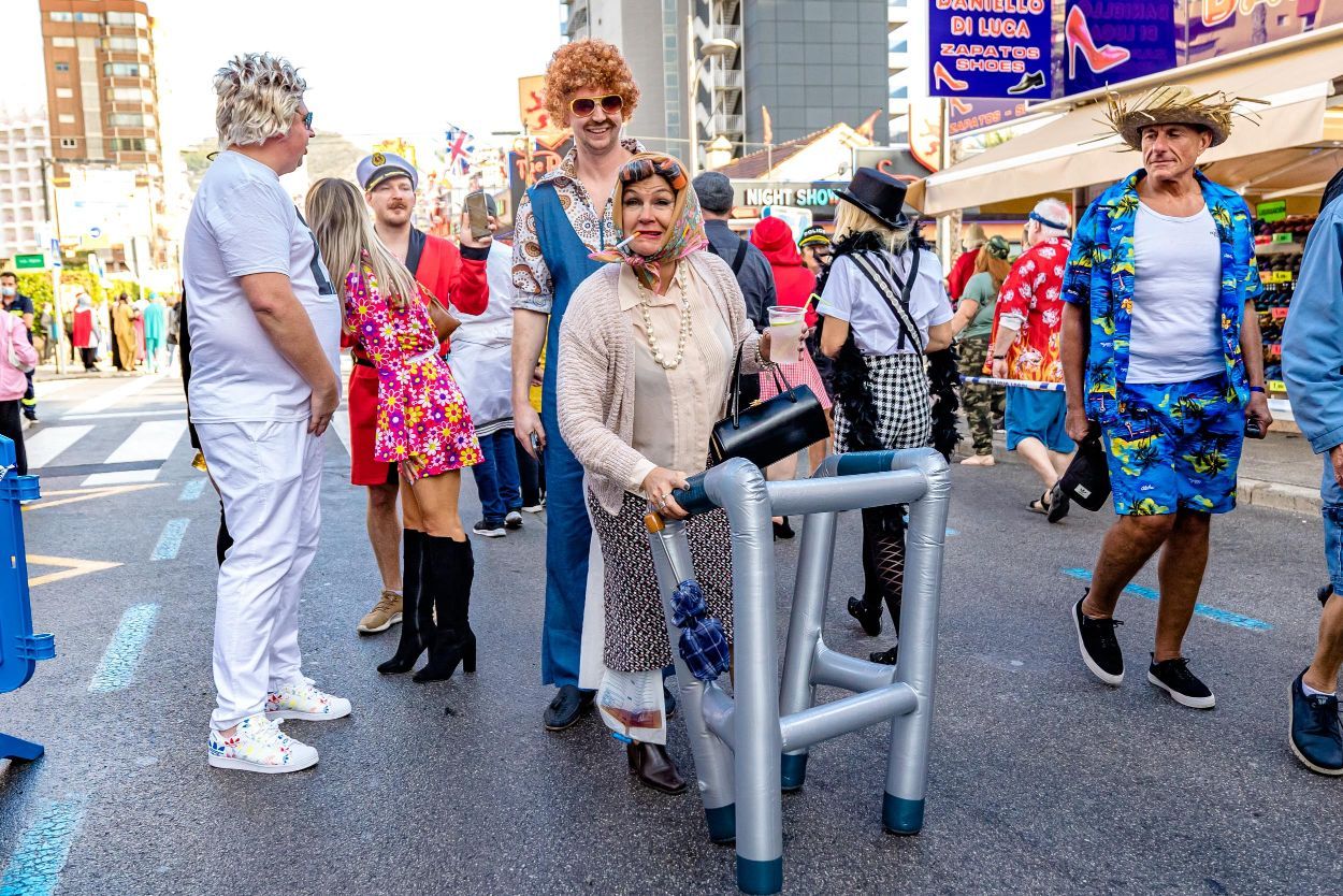 Los británicos desafían a la lluvia y celebran su "Fancy Dress Party" en Benidorm