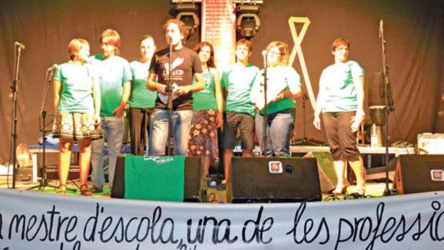 Representantes de la asamblea recogen el premio.