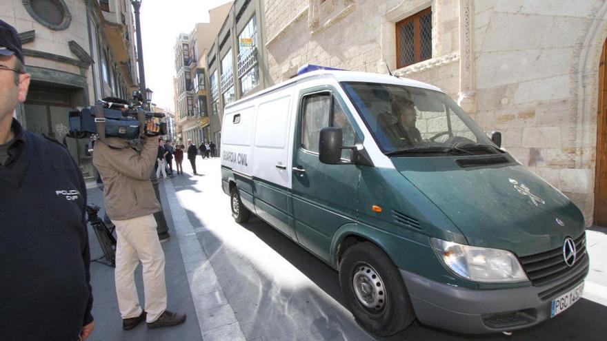 Furgón de la Guardia Civil en los juzgados de Zamora.