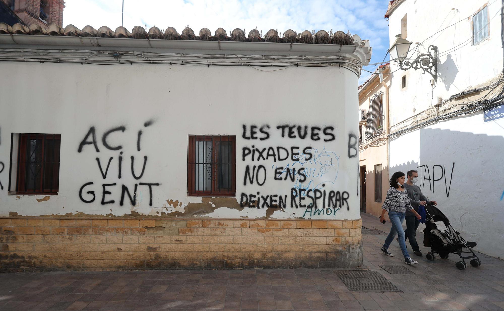 Benimaclet amanece con pintadas en contra de los botellones