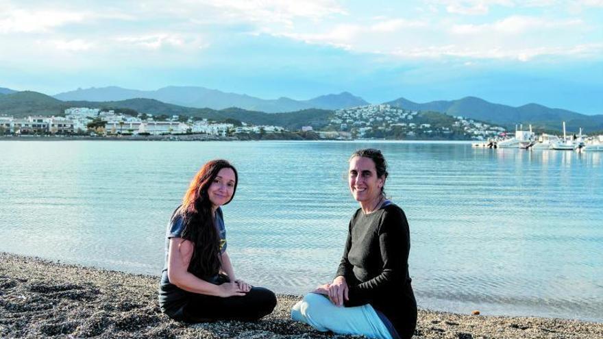 Irene Àlvarez i Xènia Ros formen part de l’associació Som Mar de Llançà