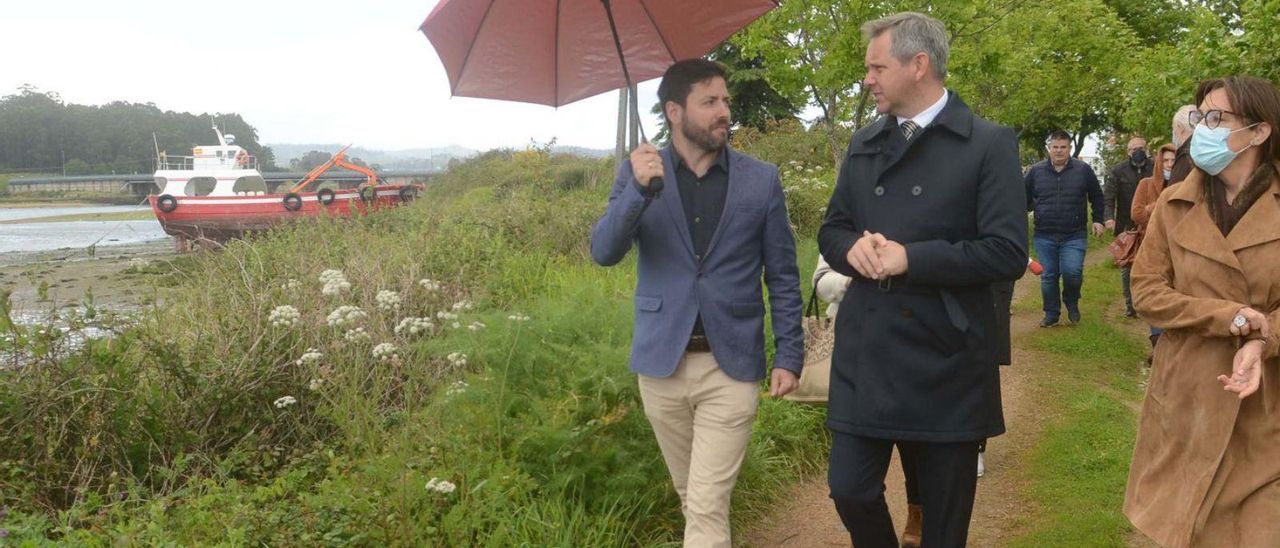 El alcalde de Cambados y el delegado del Gobierno en Galicia, durante la visita cursada el martes.   | //  NOÉ PARGA