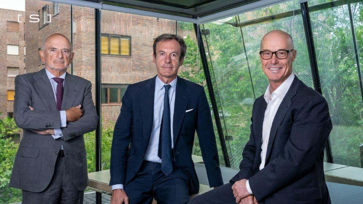 Los inversores Jaime Castellanos y Joaquín Güell, con César González , CEO de Somos Experience.