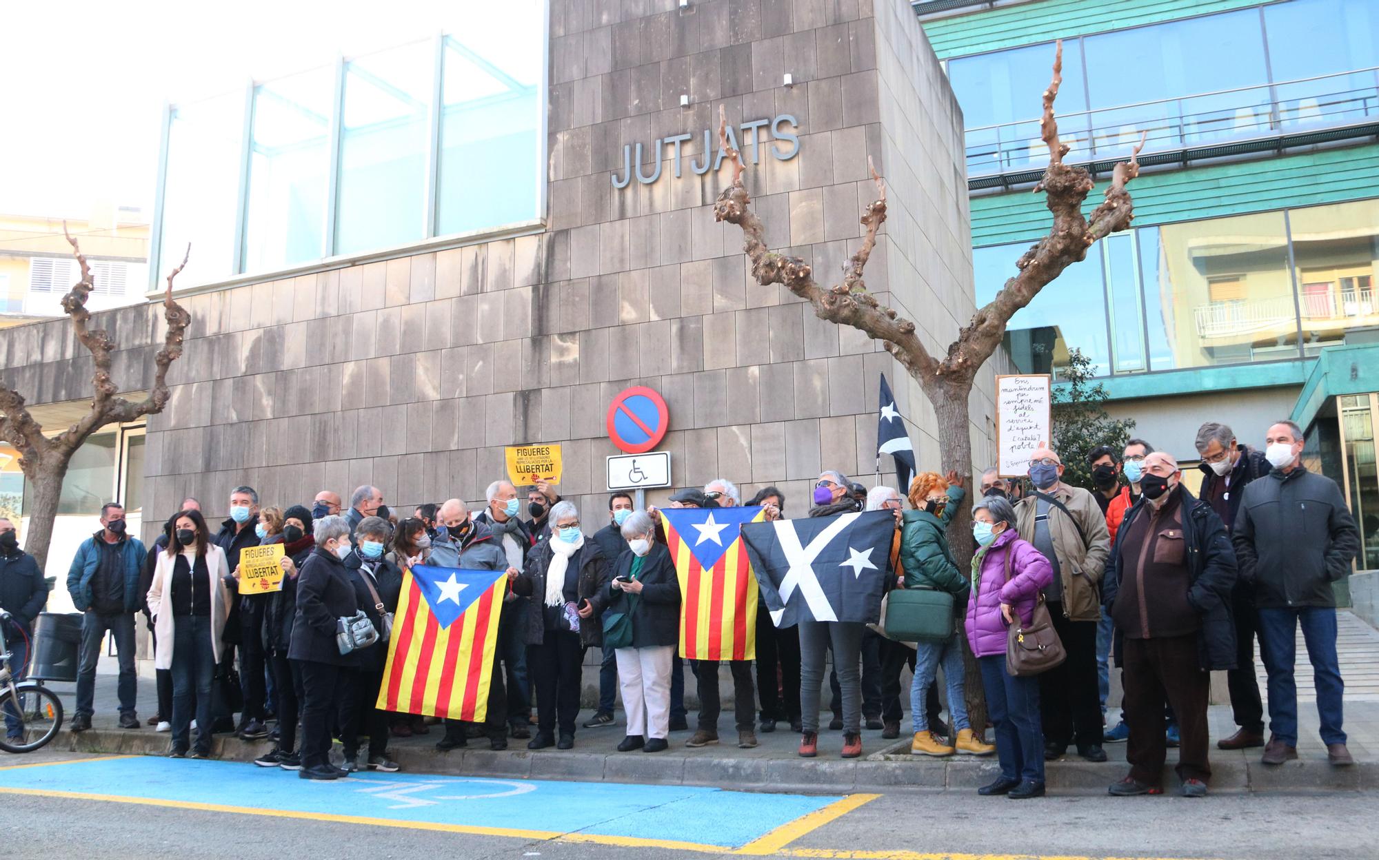 Concentració davant dels jutjats de Figueres per les citacions del tall del Tsunami Democràtic