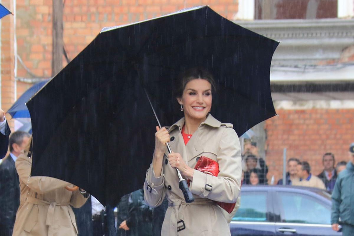 Letizia Ortiz con gabardina de Burberry