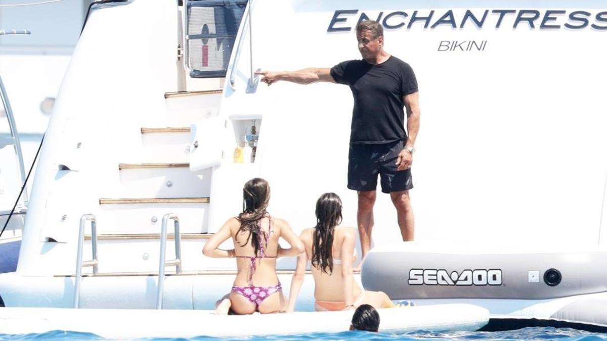 Sylvester Stallone sale a navegar en familia