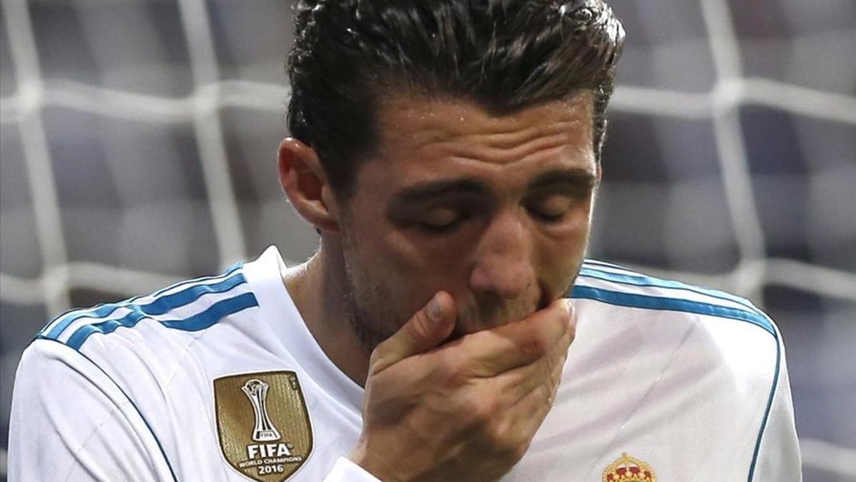 undefined40094092 real madrid s mateo kovacic leaves the pitch after being inj170914175935