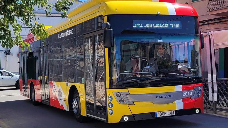Un bus del TIB a su paso por un pueblo de Mallorca.