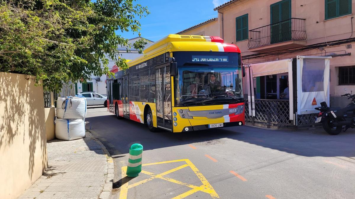 Un bus del TIB a su paso por un pueblo de Mallorca.