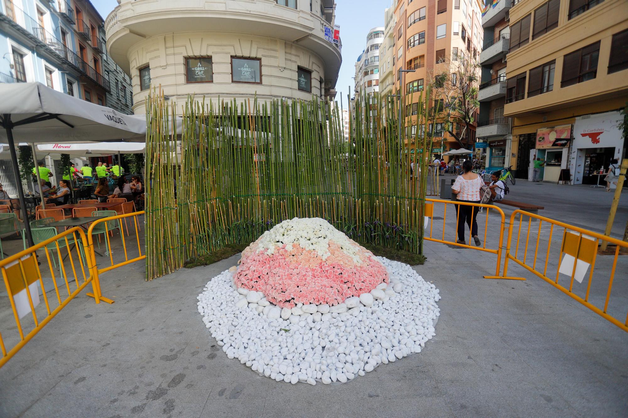 Sábado de Corpus: ambiente en la plaza, balcones y adornos florales