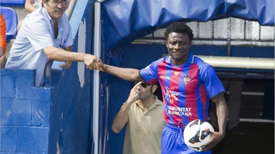 Martins se estrecha la mano con un aficionado del Levante UD durante su presentación, ayer.