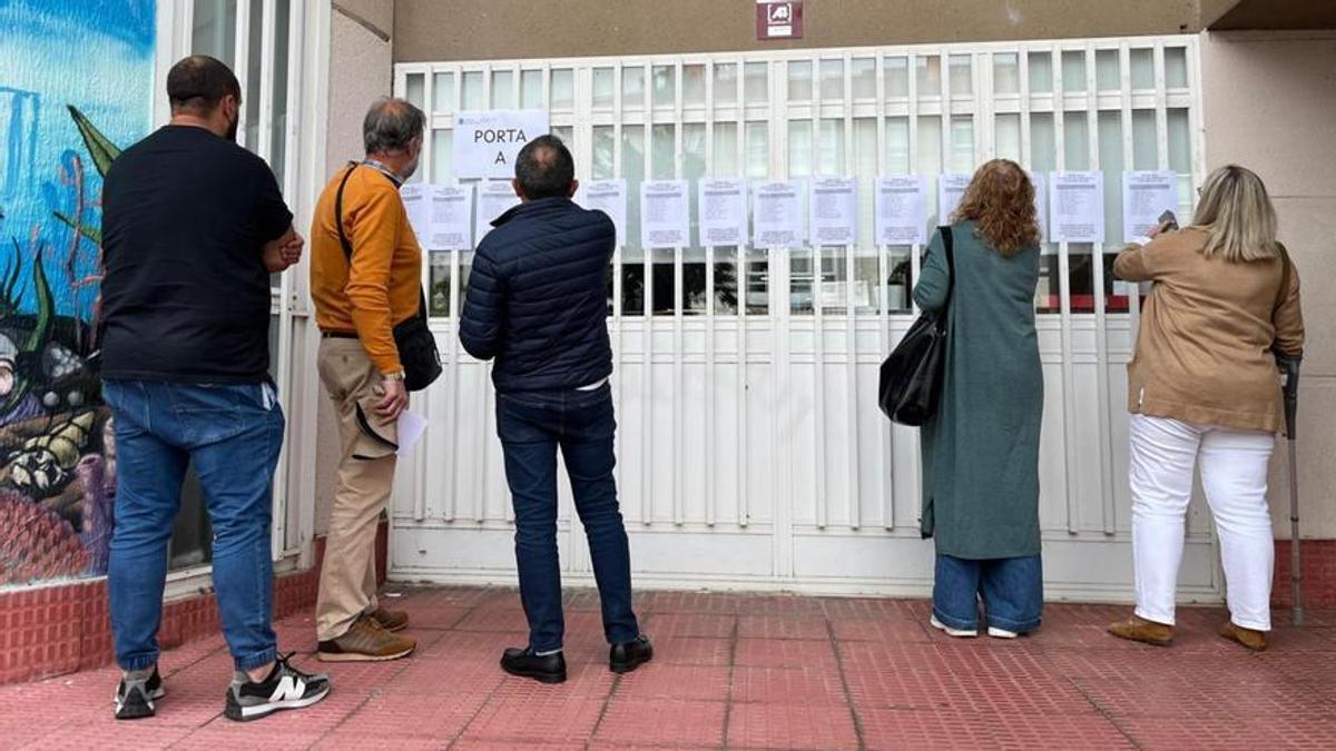 Aspirantes consultan a hora á que teñen que realizar a proba oral do Celga no IES Antón Fraguas de Fontiñas.