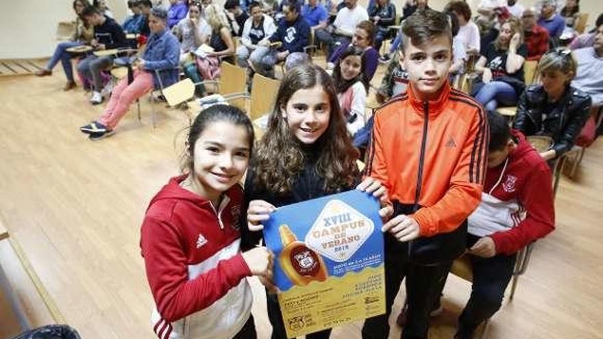 Judokas del Avilés, con el cartel del campus durante la presentación.