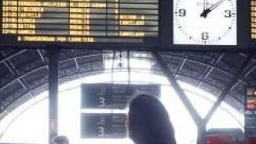 Una mujer espera un tren en la estación del Norte, el viernes.