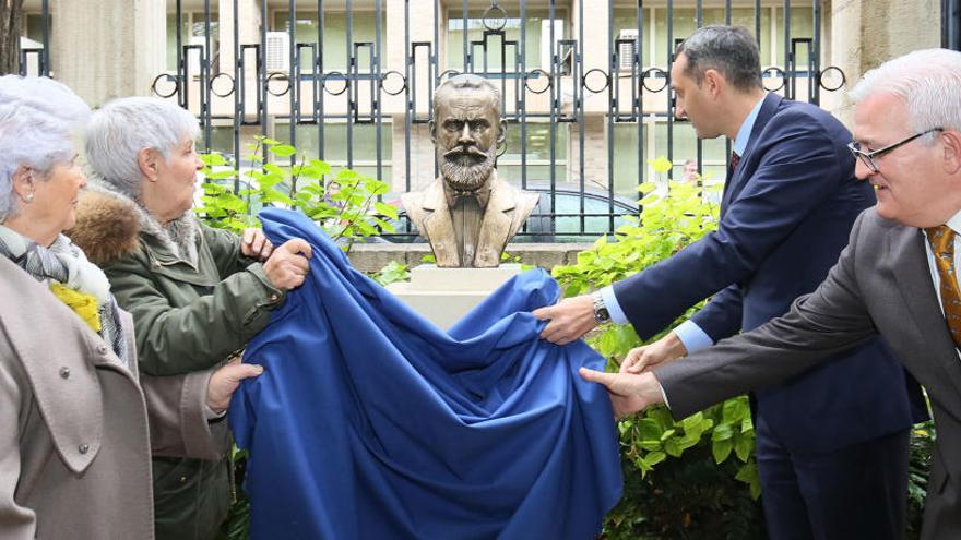 El historiador Rafael Altamira ya tiene un busto en los jardines de la Diputación