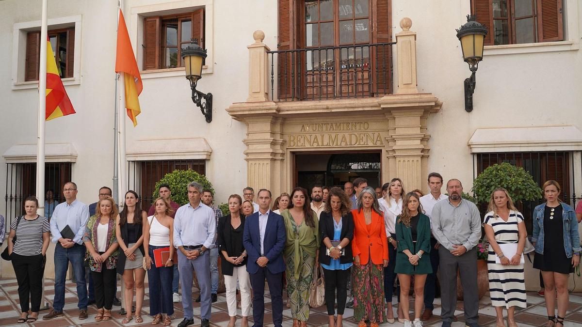 Minuto de silencio ante el Ayuntamiento de Benalmádena.