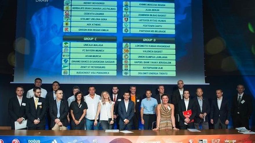 Carlos Jiménez, secretario técnico del Unicaja, a la derecha, en una foto de familia con los diferentes representantes de los clubes que participan en la próxima edición 2016/17 de la 7Days Eurocup.