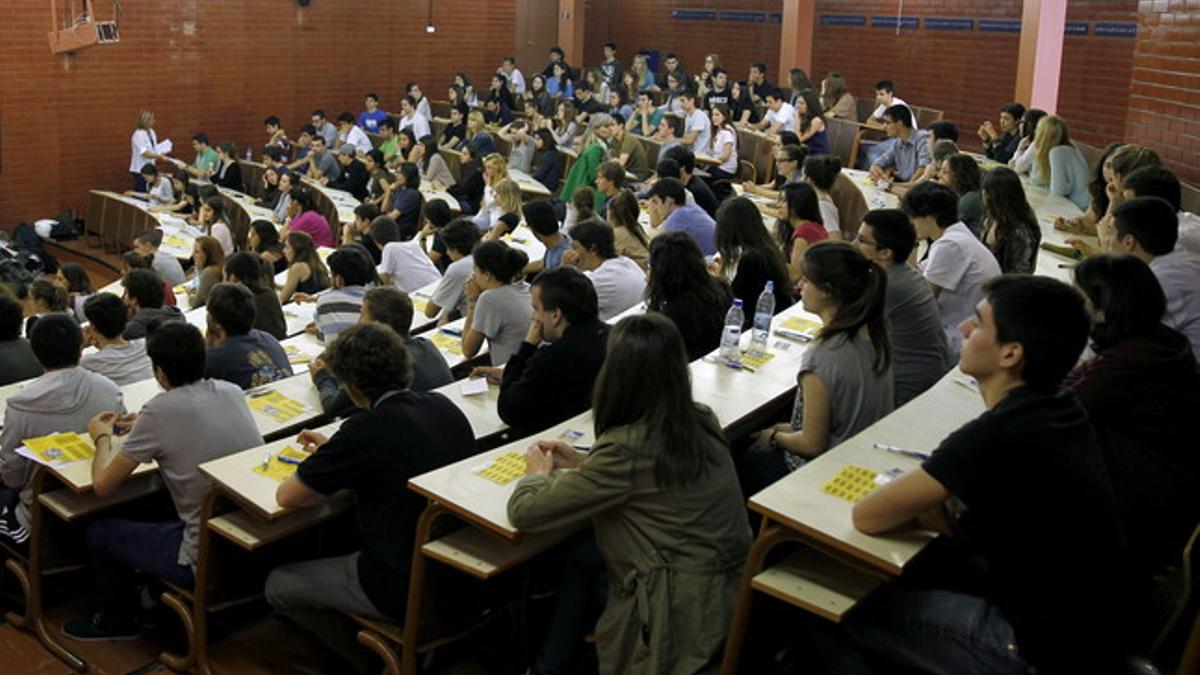 Pruebas de selectividad en un aula de una facultad de la Universitat de Barcelona.
