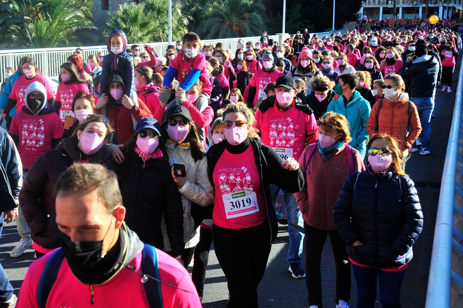 Marea rosa en Elche contra el cáncer de mama