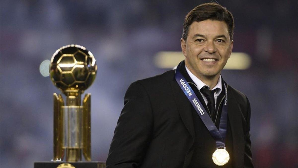 Marcelo Gallardo posando con el trofeo de la Recopa