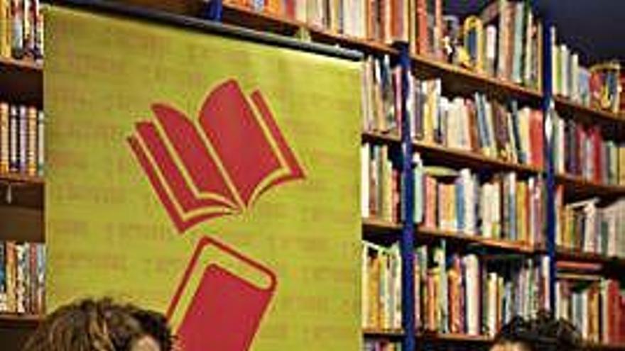 Ana Pellicer y María José Bruña, durante la presentación del libro.