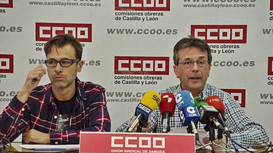 Enrique Baz y Manuel Prieto, ayer en la sede de CC OO.