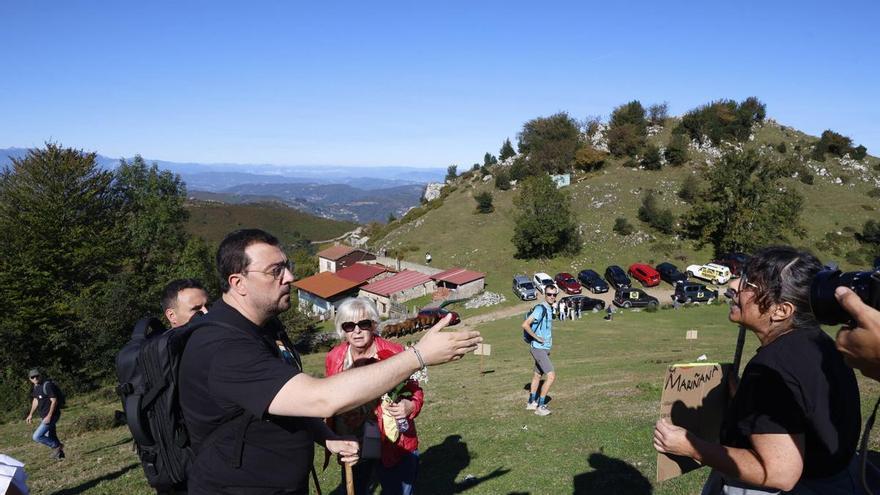 EN IMÁGENES: El encontronazo entre Barbón y la plataforma Salvemos Peñamayo en el camino al Pozu Funeres