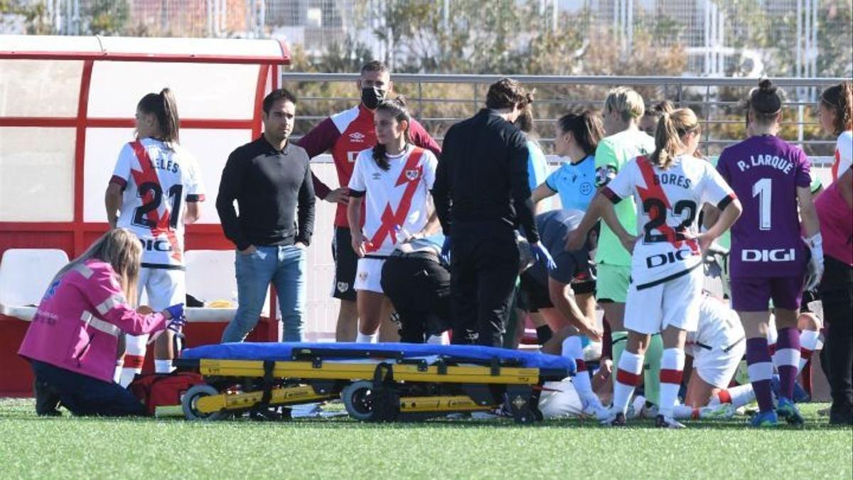 La jugadora del Rayo Camila Sáez es atendida por el médico del Athletic el pasado fin de semana.