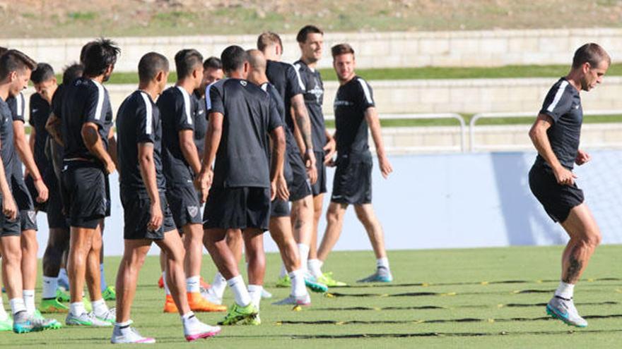 Duda realiza un ejercicio ante la mirada de sus compañeros en el último entrenamiento.