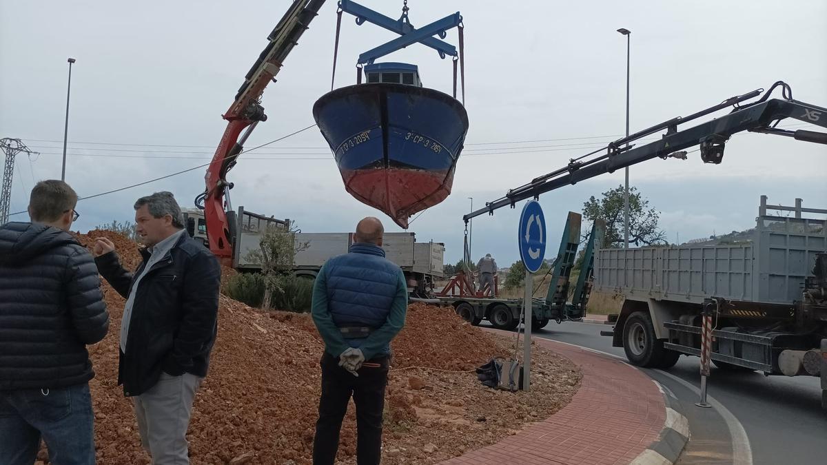 El barco pesquero está ya instalado en la primera rotonda de la CV-141.