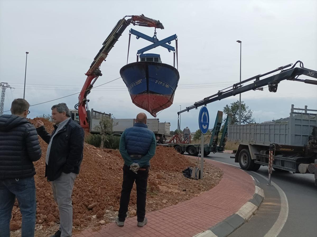 El barco pesquero está ya instalado en la primera rotonda de la CV-141.