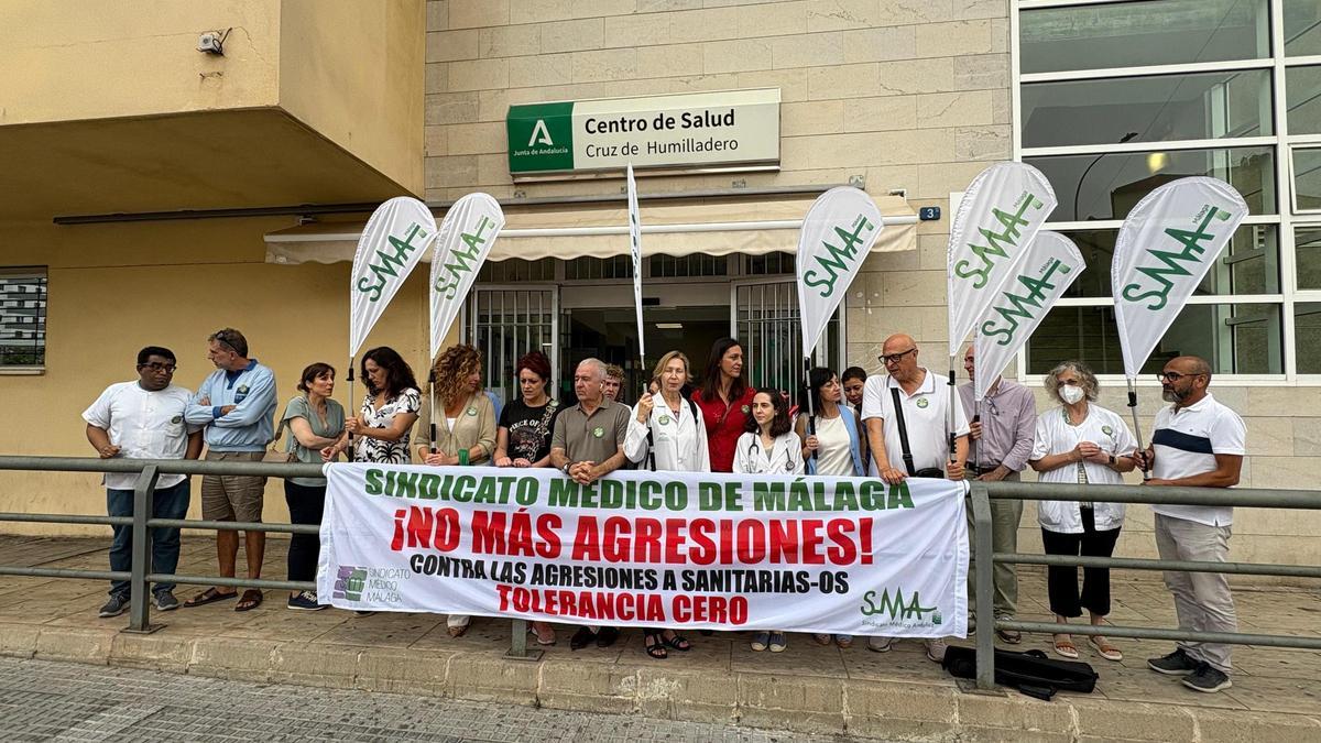 El Sindicato Médico se concentra en el centro de salud de Cruz de Humilladero por la agresión a una facultativa