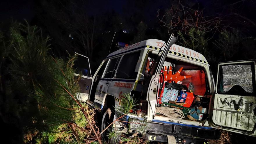 Emergencias de Cuntis rescata a tres compañeros de Portas, atrapados en su vehículo tras una salida de vía