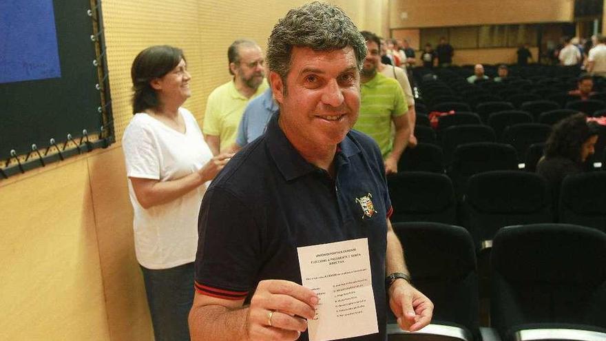 El exfutbolista y nuevo presidente Ramón Dacosta, instantes antes de depositar su papeleta. // Iñaki Osorio