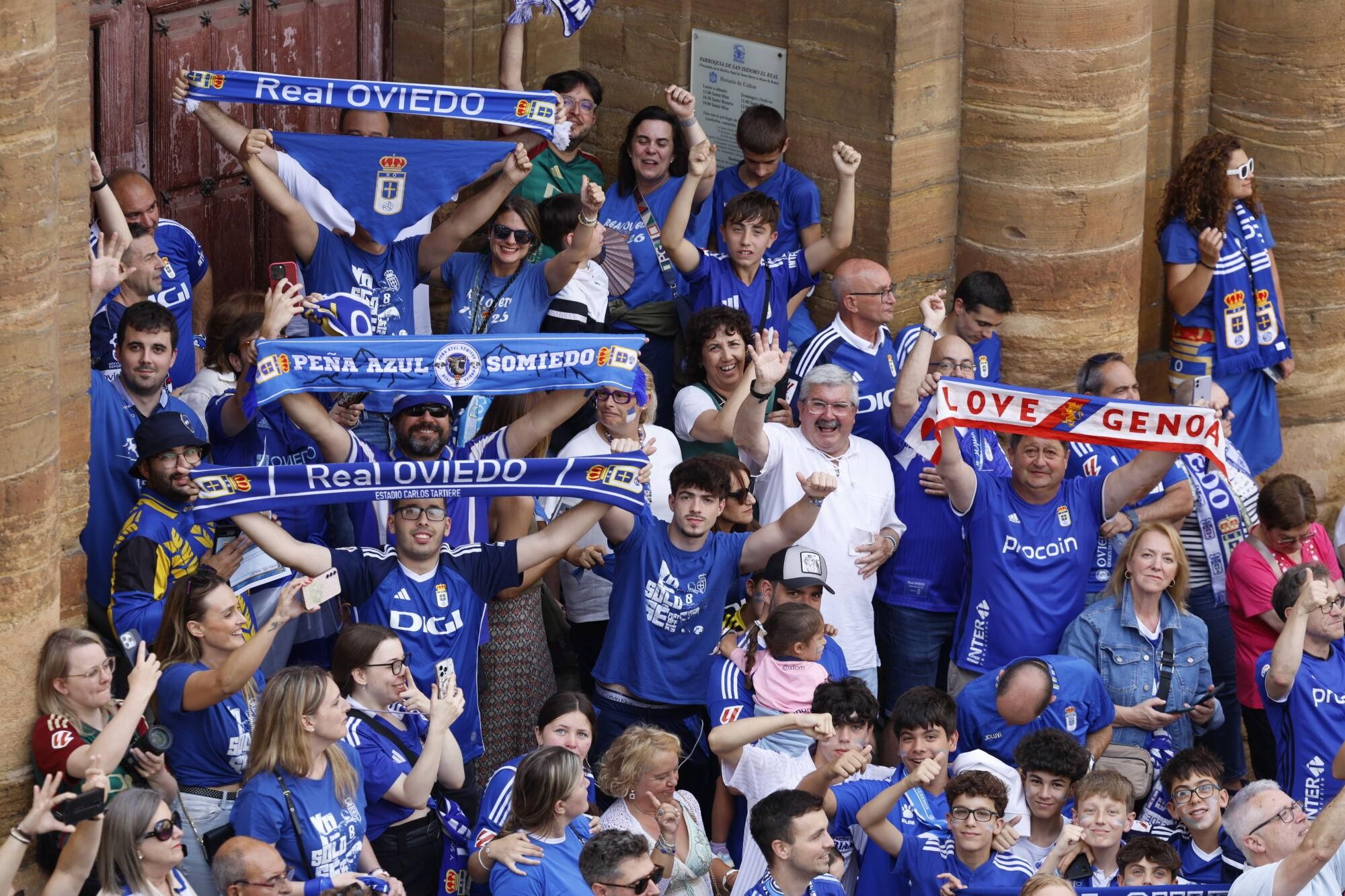 Locura azul en las calles de Oviedo para celebrar el ascenso del equipo a Primera División