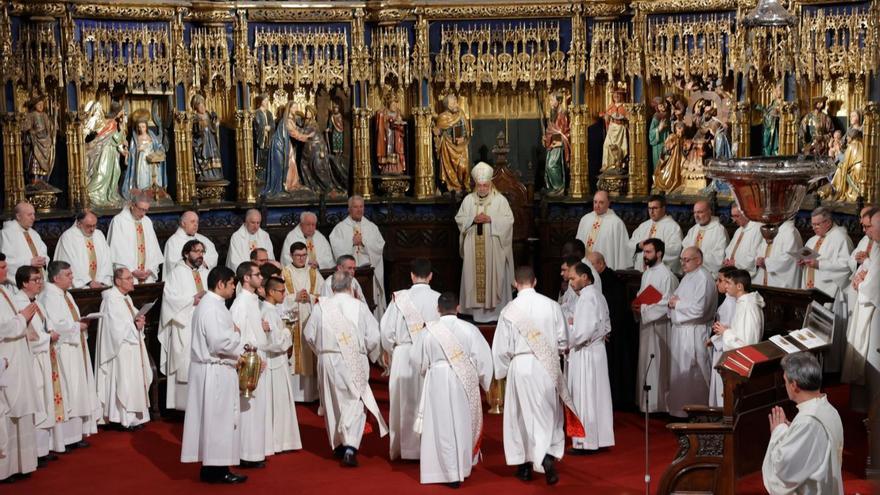Jesús Sanz bendice los santos óleos y honra a los curas difuntos en la diócesis de Oviedo