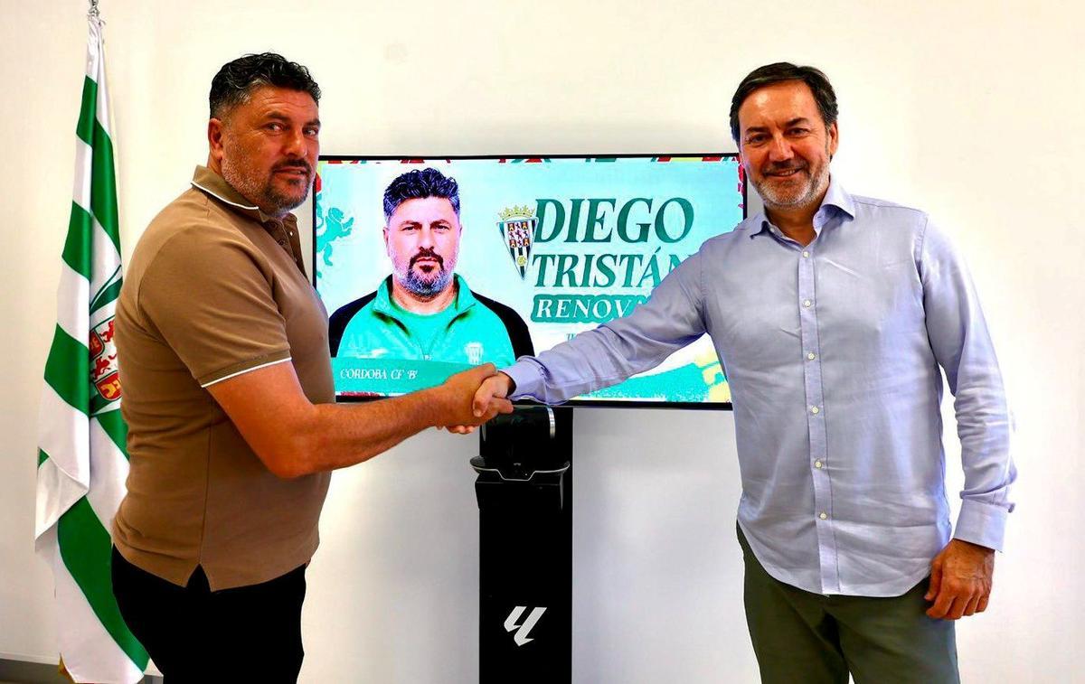 Diego Tristán y el CEO del Córdoba CF, Antonio Fernández Monterrubio, tras renovar como técnico del Córdoba B.
