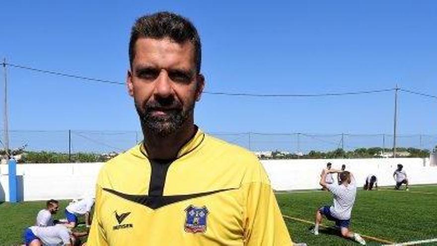 Tito García Sanjuán, entrenador del Formentera, durante la sesión de trabajo de ayer en el Municipal de Sant Francesc.