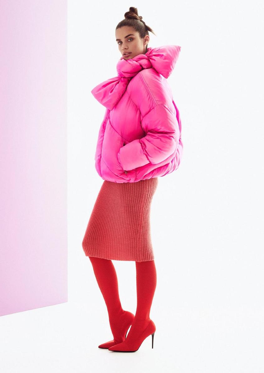 Sara Sampaio de rosa y rojo en la campaña de Pinko