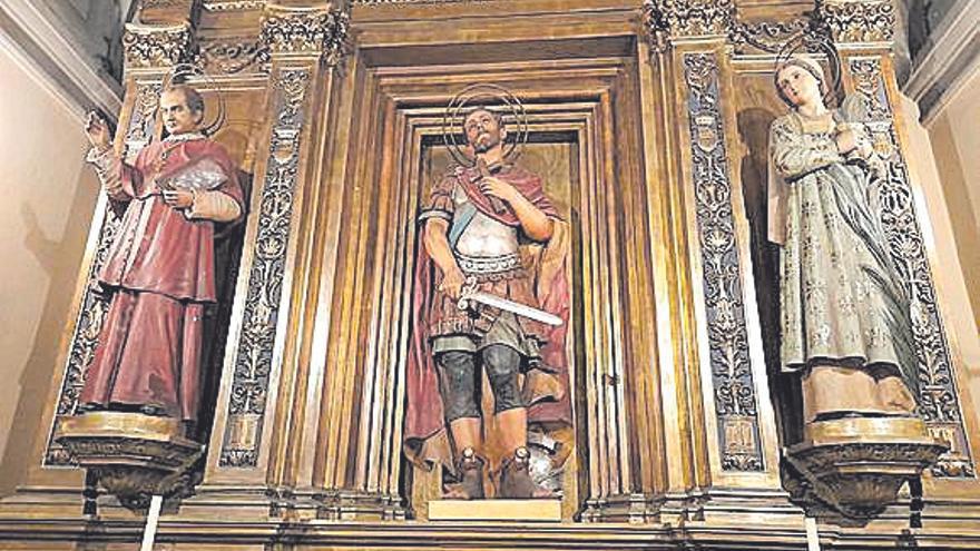 Figura de San Anastasio, patrón de Badalona, en el interior de la iglesia.