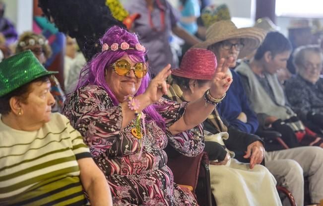 Las Palmas de Gran Canaria, 2 de marzo de 2017.- La consejera de Política Social y Accesibilidad del Cabildo de Gran Canaria, Elena Máñez, fue la pregonera del Carnaval del Centro sociosanitario El Pino en una jornada festiva con las personas usuarias que celebraron la gala de elección del Rey, la Reina y el Mejor Grupo del Carnaval del Centro. CABILDO/J.PÉREZ CURBELO